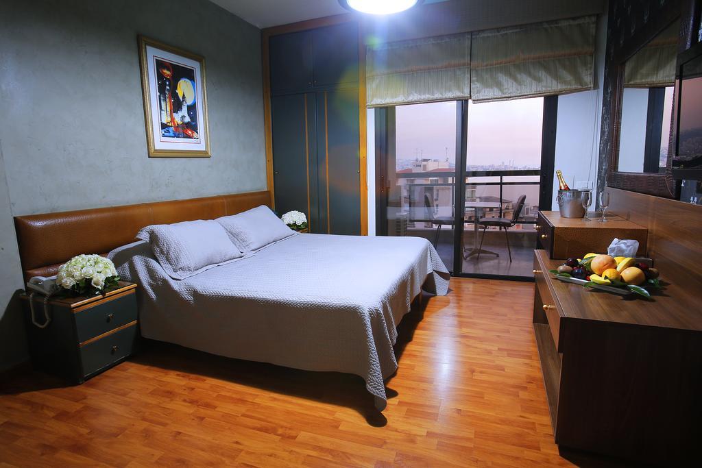Camelot Hotel Jounieh Exteriör bild