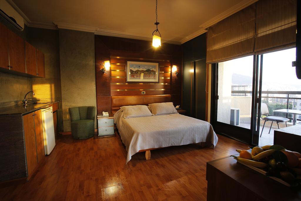 Camelot Hotel Jounieh Exteriör bild