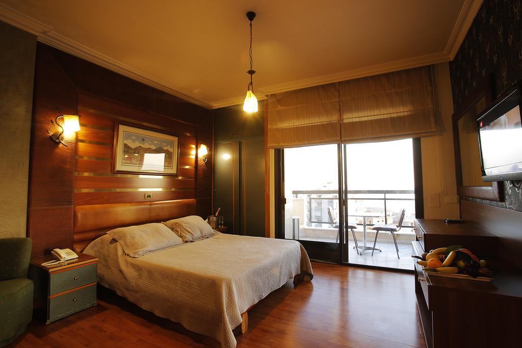Camelot Hotel Jounieh Exteriör bild