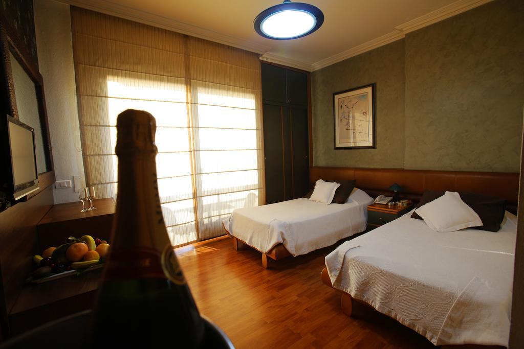 Camelot Hotel Jounieh Exteriör bild
