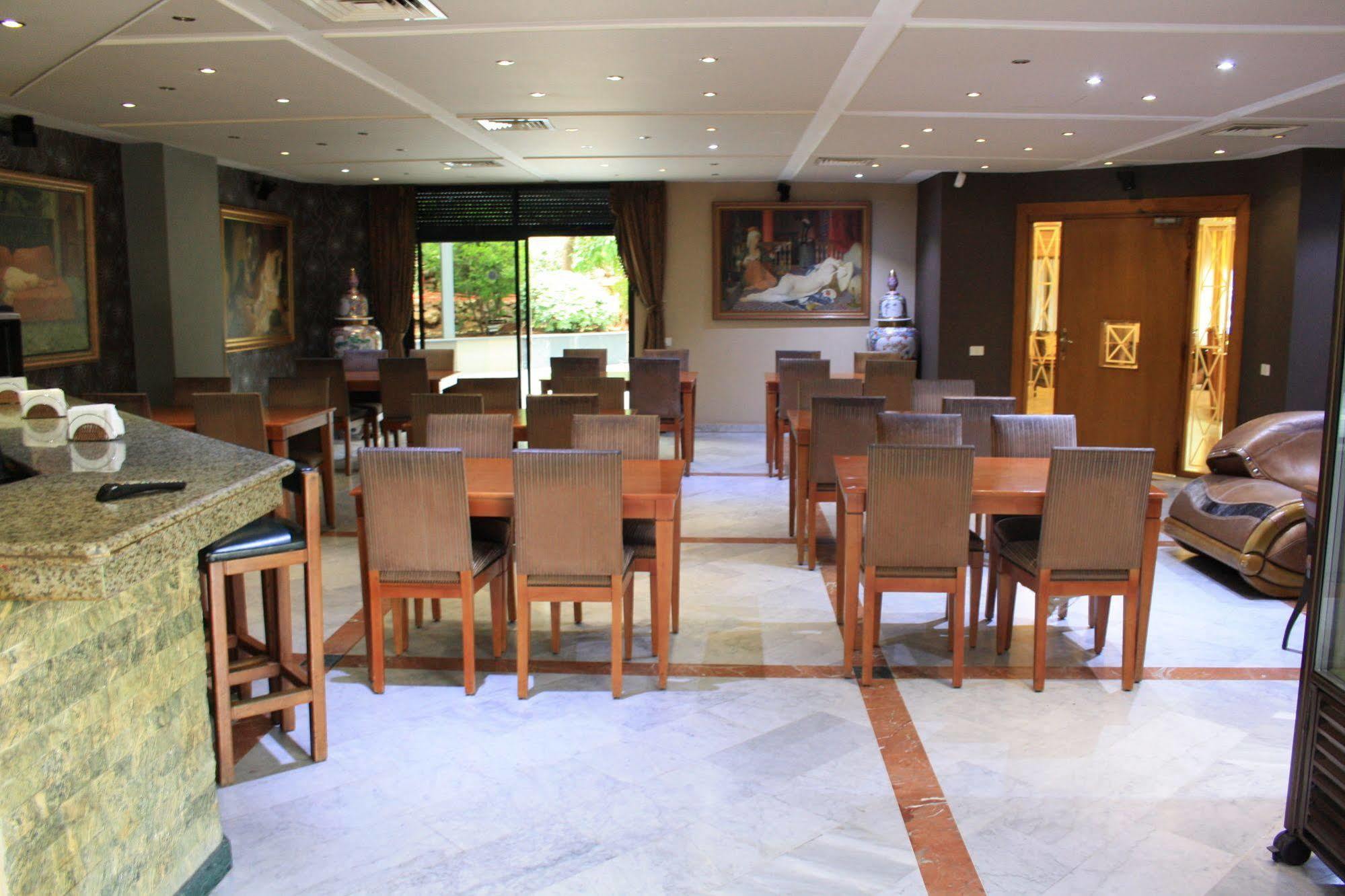 Camelot Hotel Jounieh Exteriör bild