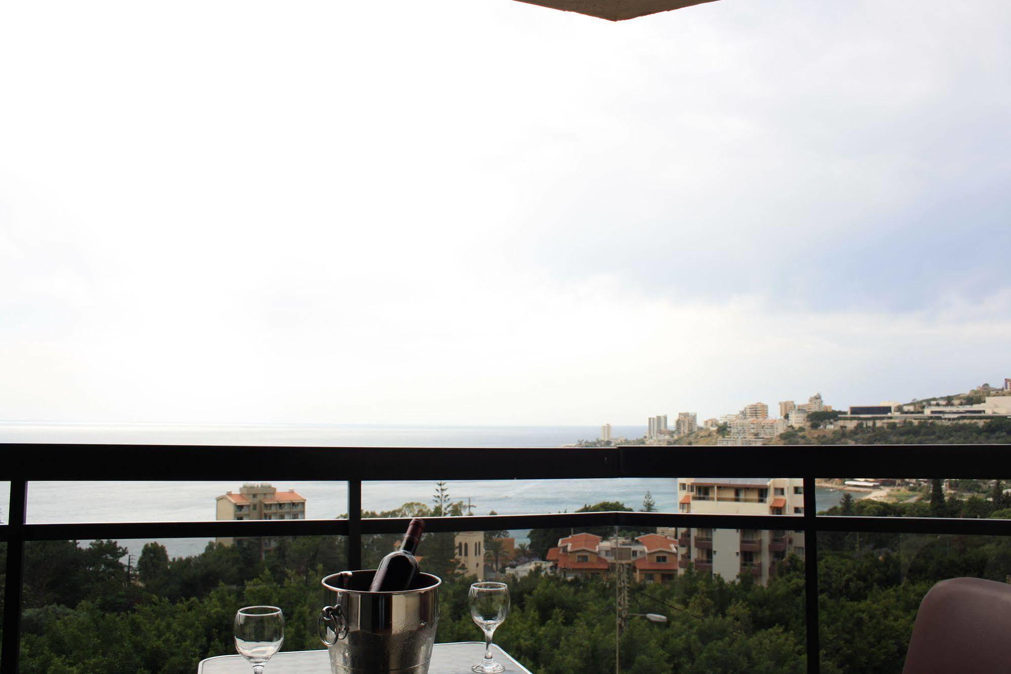 Camelot Hotel Jounieh Exteriör bild